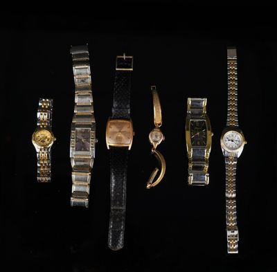 un ensemble de cinq montres différentes sur un fond noir