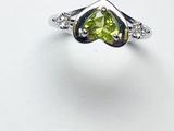 une image d'une bague sertie d'un péridot