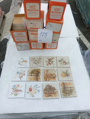 une table sur laquelle sont posées de nombreuses cartes