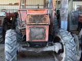 un tracteur garé dans un garage