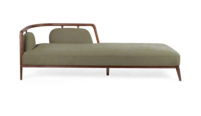 une image représentant une chaise longue verte avec une structure en bois