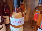 de nombreuses bouteilles de vin sur une étagère, avec leurs étiquettes