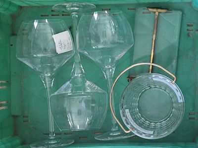 des bouteilles et des verres dans une caisse verte munie d'étiquettes