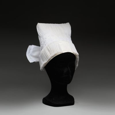 un gros plan d'un chapeau blanc sur une tête de mannequin