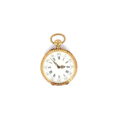 une montre de poche en or avec des chiffres romains sur le cadran