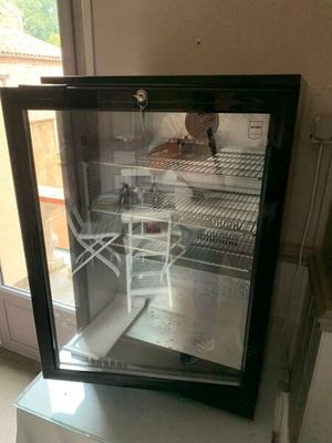 une photo d'une vitrine contenant une chaise