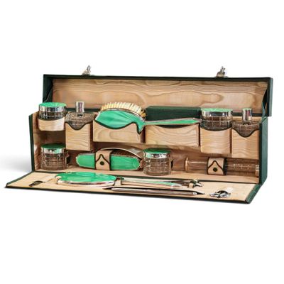 une image représentant une boîte à outils en bois contenant un pinceau et d'autres objets