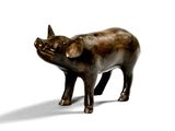 une statue représentant un cochon, posée sur une surface blanche