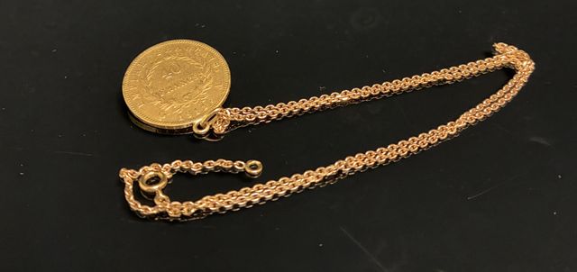 Chaine de cou en or 18 carats 750 millièmes et pièce de monnaie d...