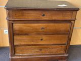 une commode en bois avec un plateau en marbre