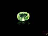 gros plan d'un diamant vert sur une surface noire