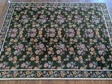 un tapis sur le sol d'un salon