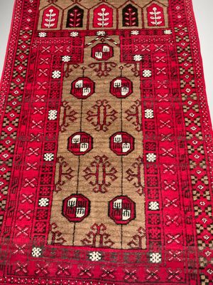 un tapis oriental aux couleurs rouges et beiges sur fond blanc