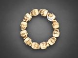 un gros plan sur un bracelet orné de têtes de mort