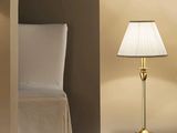 une lampe posée sur une table à côté d'une chaise