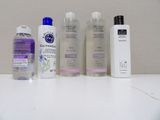 de nombreux types différents de gels hydroalcooliques posés sur une table