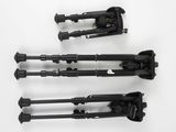 Trois types d'armes à feu différents sont représentés sur une surface blanche