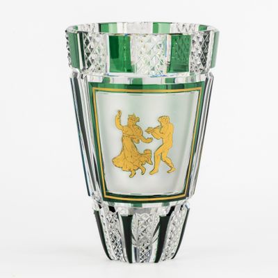 un vase en verre sur lequel est représenté un homme et une femme