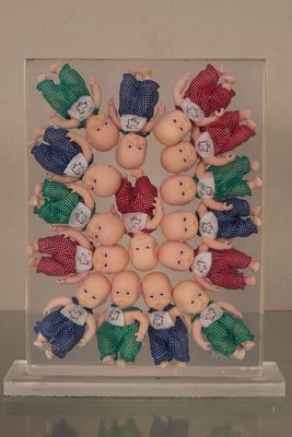 une exposition de petites figurines représentant des personnes disposées en cercle
