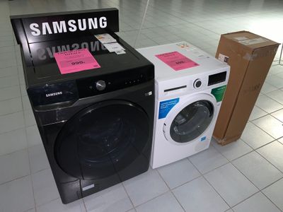 une machine à laver Samsung et un sèche-linge Samsung posés à même le sol