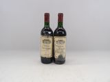 deux bouteilles de vin posées l'une à côté de l'autre sur une table