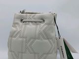 Le sac est blanc et présente un motif noir et blanc.