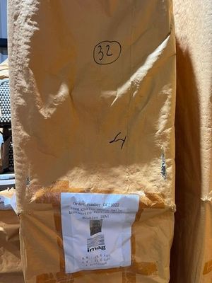 un sac de pain posé à l'arrière d'un camion
