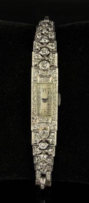 une photo d'une montre pour femme sertie de diamants