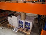 Les cartons sont empilés sur des palettes dans un entrepôt ; une étiquette est apposée sur chaque palette.