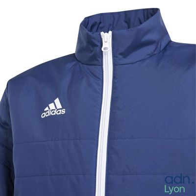 un gros plan sur une veste bleue ornée d'un logo blanc