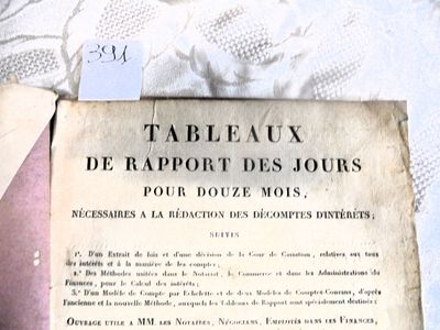 une feuille de papier posée sur une table