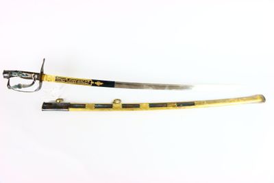 deux épées ornées de motifs dorés et noirs sur un fond blanc