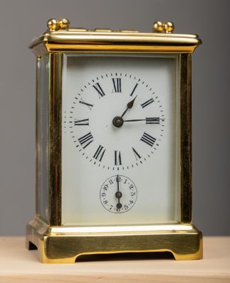 Pendulette réveil d'officier en laiton et verre biseauté. Le…