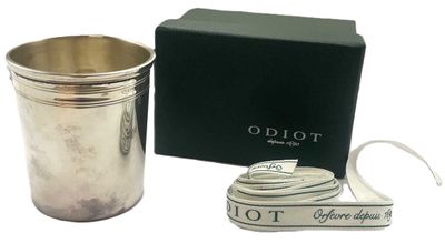 une coupe en argent ornée d'un ruban et d'un coffret