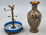 deux vases posés l'un à côté de l'autre sur une table