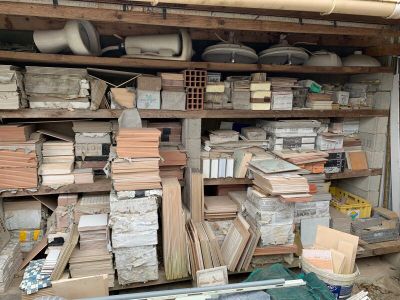 plein de cartons, les uns sur les autres, sur les étagères du garage