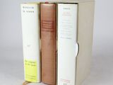 trois livres sont empilés sur une table