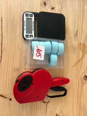 une photo représentant une paire de ciseaux et un mètre ruban posés sur une table en bois