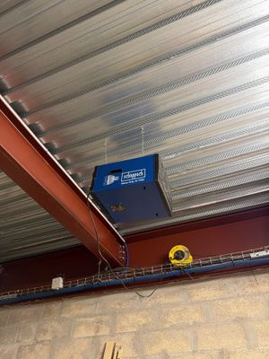 une boîte bleue au plafond d'un immeuble