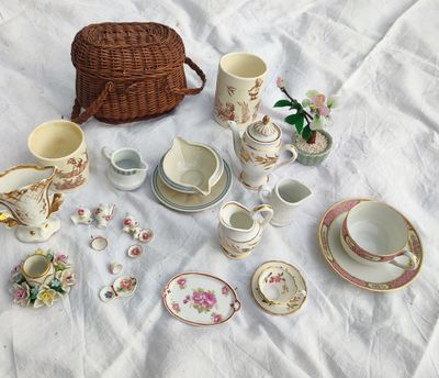 un grand nombre de tasses à thé et de soucoupes posées sur une table