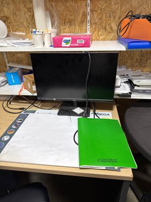 un bureau sur lequel se trouvent un ordinateur portable et un moniteur