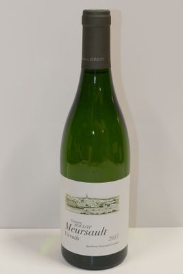 une bouteille de vin posée sur une table