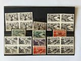 de nombreux timbres exposés au mur