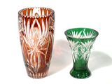 deux vases posés l'un à côté de l'autre sur une surface blanche