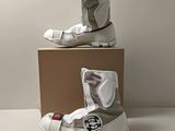 une paire de chaussures qui se trouve sur le dessus d'une boîte