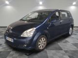 la photo d'une voiture bleue garée dans un garage