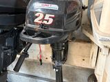 un petit moteur qui traîne dans un garage