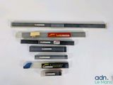 un grand nombre de stylos posés sur une table