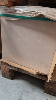 une pile de cartons posée sur une palette
