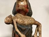 une statue représentant une femme tenant un homme sur ses genoux